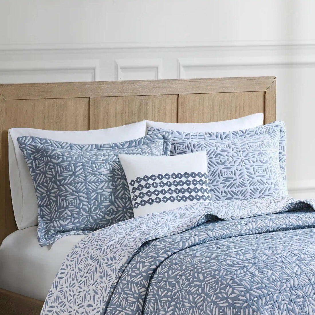 Harmony 4-Piece Oversized Reversible Matelasse Quilt Set with Throw Pillow