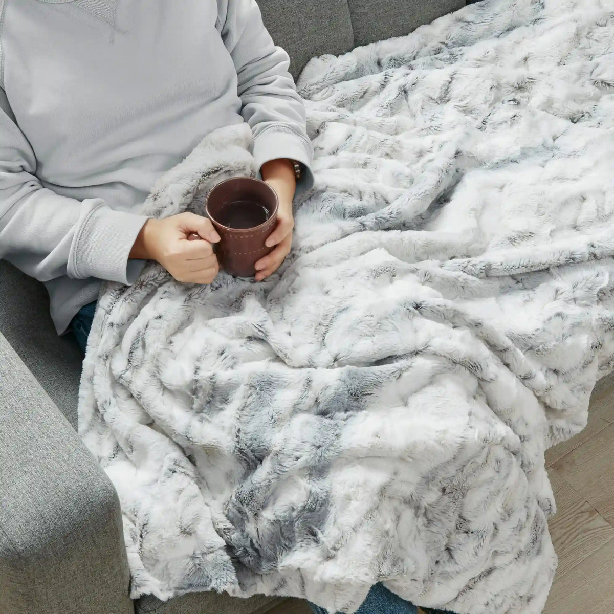 Sachi Oversized Faux Fur Throw
